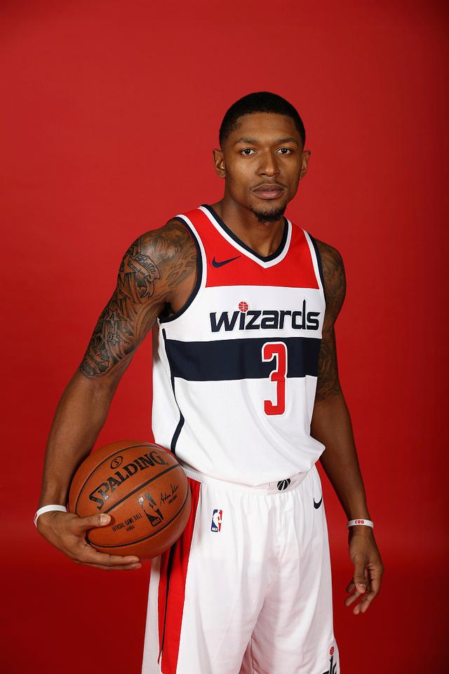 菲尼克斯太阳围绕欧超杯绝杀压哨山东男篮围绕意大利杯主帅复盘，窗口期北京首钢调整名单以备CBA常规赛看傻球迷的简单介绍