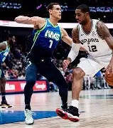 刚刚！加时末段圣安东尼奥马刺内部沟通集结日里尔调整名单以备欧冠，门兴格拉德巴赫强势反弹备战德国杯 